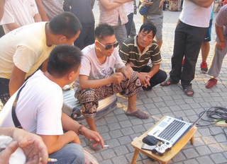 Illustration for article titled Rich Chinese Man Shows Off At Train Station with Video Games